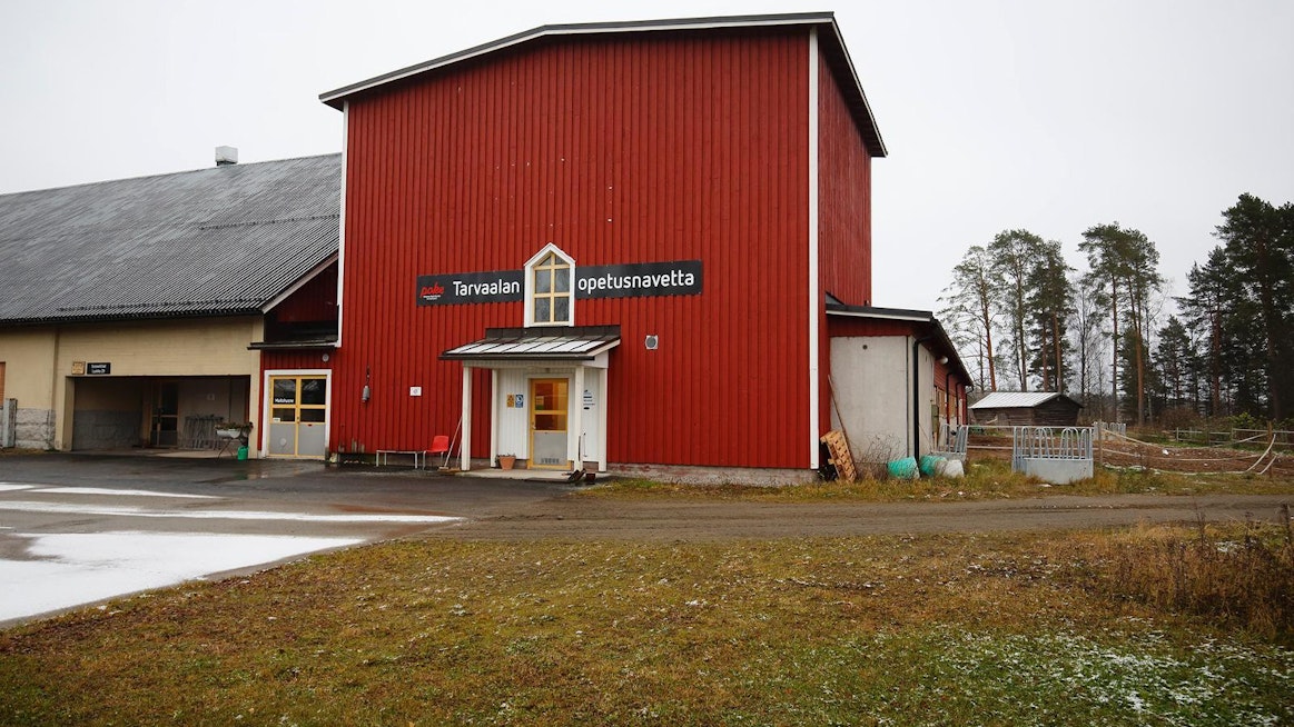 Tarvaalan opetusmaatilalla Saarijärvellä joudutaan puntaroimaan, miten maatalousopetusta järjestetään jatkossa kovien säästöjen keskellä.