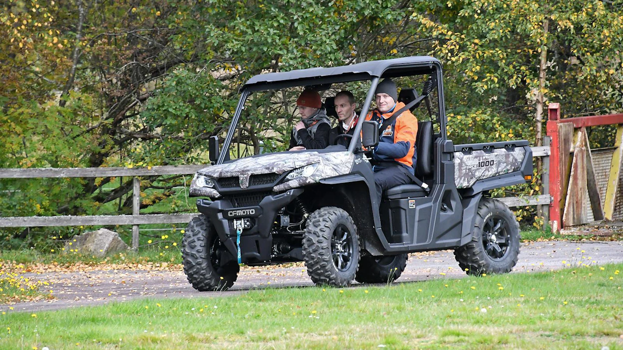 UForce 1000 on täysin uusi rinnakkain istuttava malli. Ohjaamossa on tilaa kuljettajan lisäksi kahdelle matkustajalle – kaikille on turvavyöt.