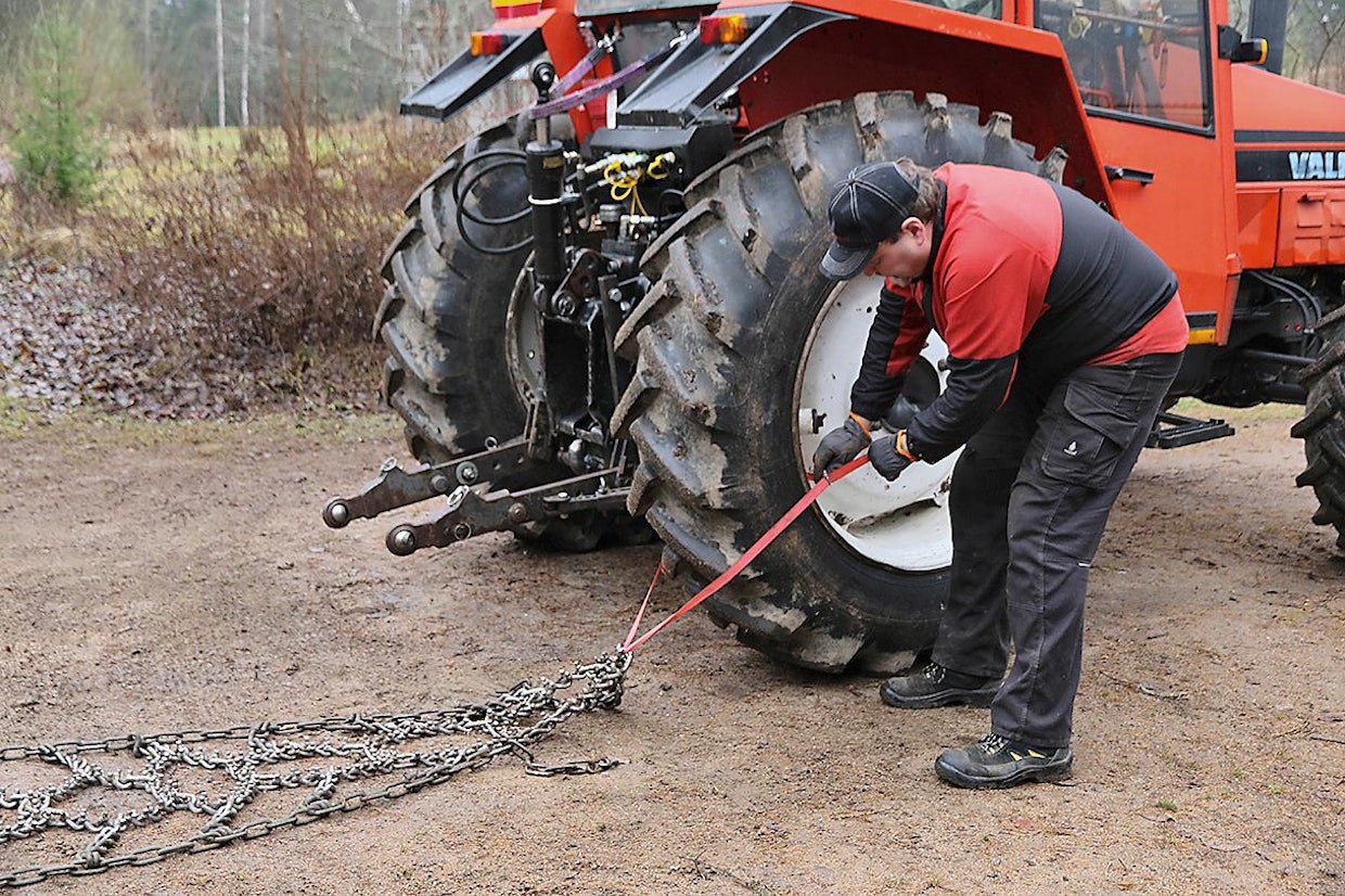 2. Ketju sidotaan kiinni renkaaseen tai renkaan ripojen taakse, ketjujen mukana toimitetulla narulla tai esimerkiksi pikalukkoremmillä (kts. seuraava kuva).