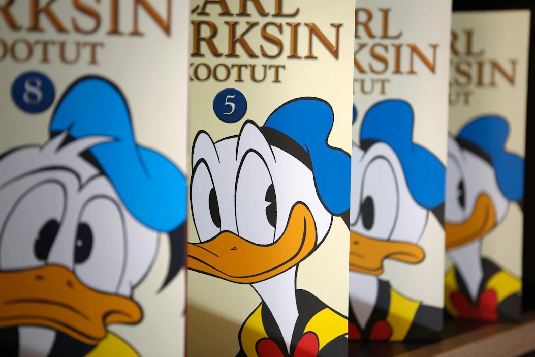 Lähes puolet suomalaislapsista on oppinut lukemaan Aku Ankan avulla.