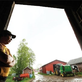 Heikki Salo piti viime viikolla sadetta Haapaveden Ojakylässä. Hän sai kylvöt tehtyä touko–kesäkuun vaihteessa, mutta monella ne ovat yhä kesken. Märälle pellolle ei nyt tarvitse mennä väkisin. Pekka Fali