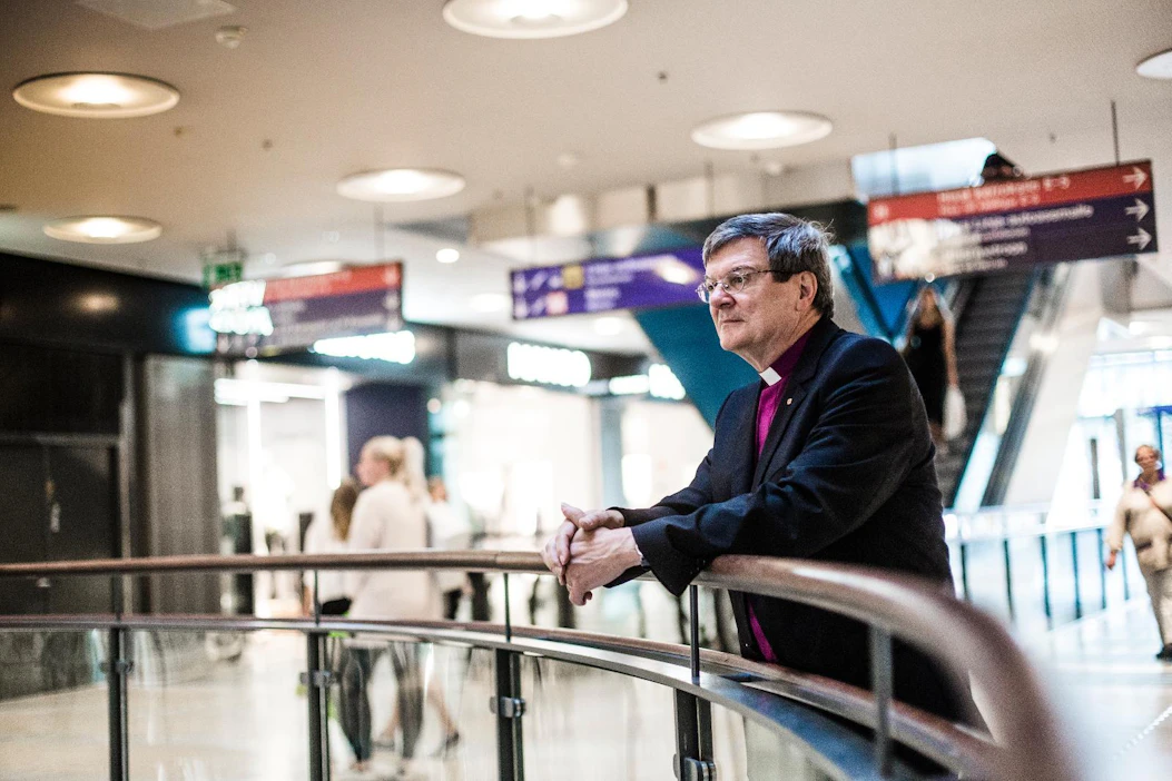 Turun arkkihiippakunnan piispa Kaarlo Kalliala kannustaa suomalaisia rakentamaan uusyhteisöllisyyttä. Toinen toisiaan auttava elämäntapa oli itsestään selvä asia vielä 50-luvun Suomessa. "Ilman yhteisöllisyyttä ei maaseudun kylissä olisi pärjätty."