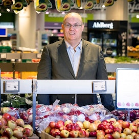 Keskon K-ryhmällä tavarantoimittajakumppanina on tavallisesti teollisuus. K-Supermarket Redin edustalla kuvattu Keskon päivittäistavarakaupan toimialajohtaja Ari Akseli puoltaa sopimusjaksoja, jotka helpottavat kaupankin suunnittelua ja logistiikkaa.