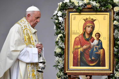 Paavi Franciscus Neitsyt Mariaa esittävän ikonin äärellä Bulgarian Sofiassa 5. toukokuuta.