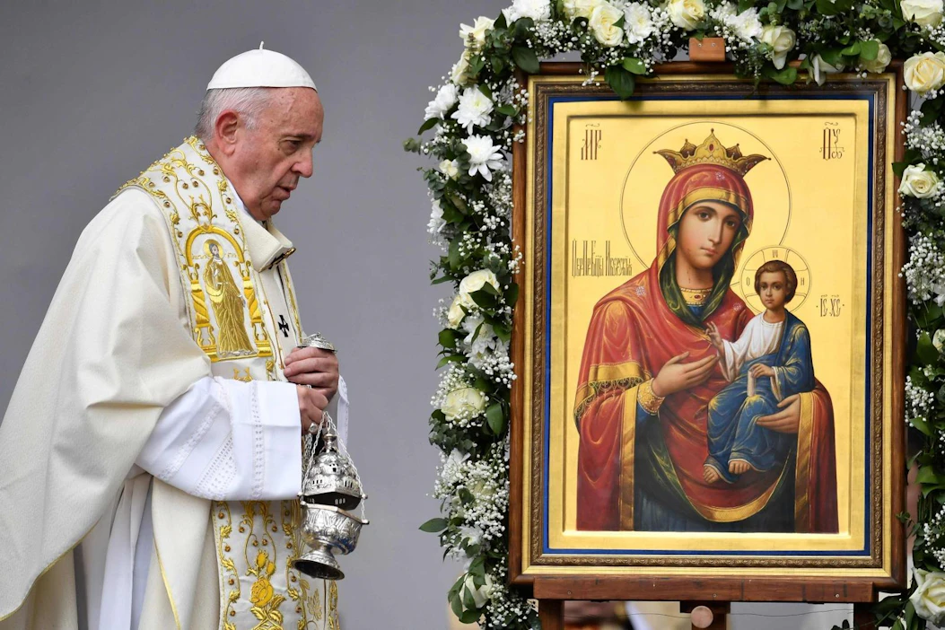 Paavi Franciscus Neitsyt Mariaa esittävän ikonin äärellä Bulgarian Sofiassa 5. toukokuuta.