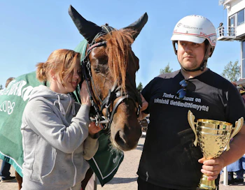 Jatta Hyyryläinen ja Ari Nahkuri SE-tuloksen painelleen Landen Paukun kanssa.