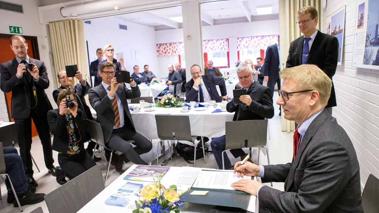 Maatalous- ja ympäristöministeri Kimmo Tiilikainen (kesk.) oli iloinen, että vaelluskalakantojen elvyttäminen Iijoella etenee.