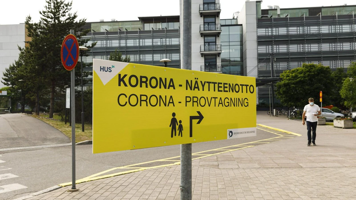 Testaus kohdistuu jatkossa ensisijaisesti virukselle altistuneiden, rokottamattomien oireisten sekä rokottamisen jälkeenkin vakavalle infektiolle alttiiden ihmisten testaamiseen. LEHTIKUVA / Roni Rekomaa