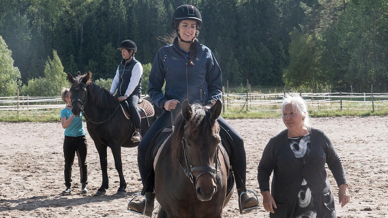 Näyttelijä Anouchka Delon tutustui Richard-hevoseen Mia Ståhle-Lauritzonin opastamana. Taustalla kollega Lionel Nakache on Ruudikin selässä.