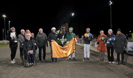 Mats E Djuse ja Jörgen Westholm juhlivat neljävuotiaiden oriiden ja ruunien Breeders Crownin voittoa Dream Minen kanssa lauantaina Eskilstunassa.