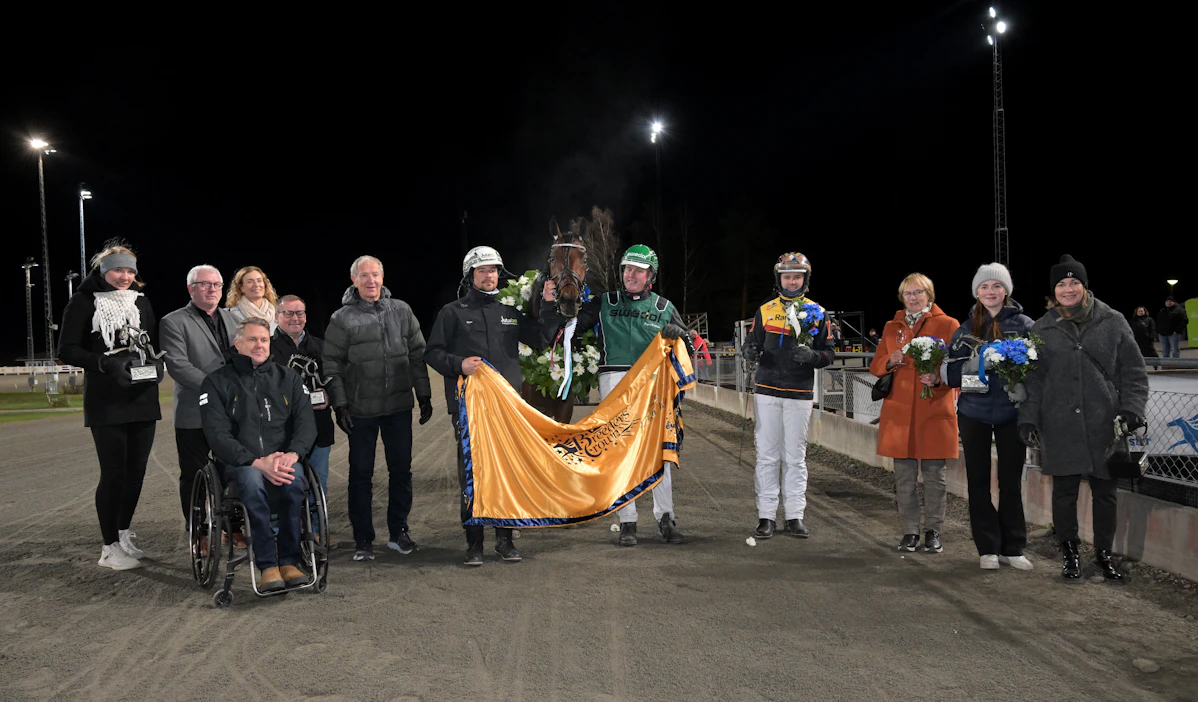 Mats E Djuse ja Jörgen Westholm juhlivat neljävuotiaiden oriiden ja ruunien Breeders Crownin voittoa Dream Minen kanssa lauantaina Eskilstunassa.
