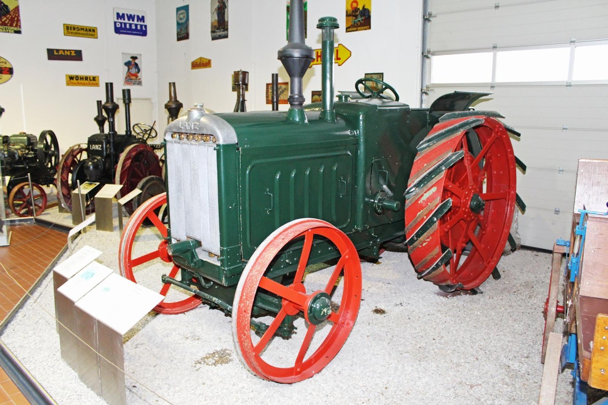 Lanzin ensimmäisissä traktoreissa oli suuret nelisylinteriset bensamoottorit, joiden vaihtoehdoksi esiteltiin vuonna 1923 pieniruokaisempi 2-sylinterinen kuulapää. Lanz Felddank FHD on 38-hevosvoimainen, iskutilavuutta on mahtavat 12,5 litraa. Vaihteita 3 eteen ja 1 taakse, painoa 4 200 kg. Valmistusmääräarvio on 800–2 000 kpl. (Paderborn)