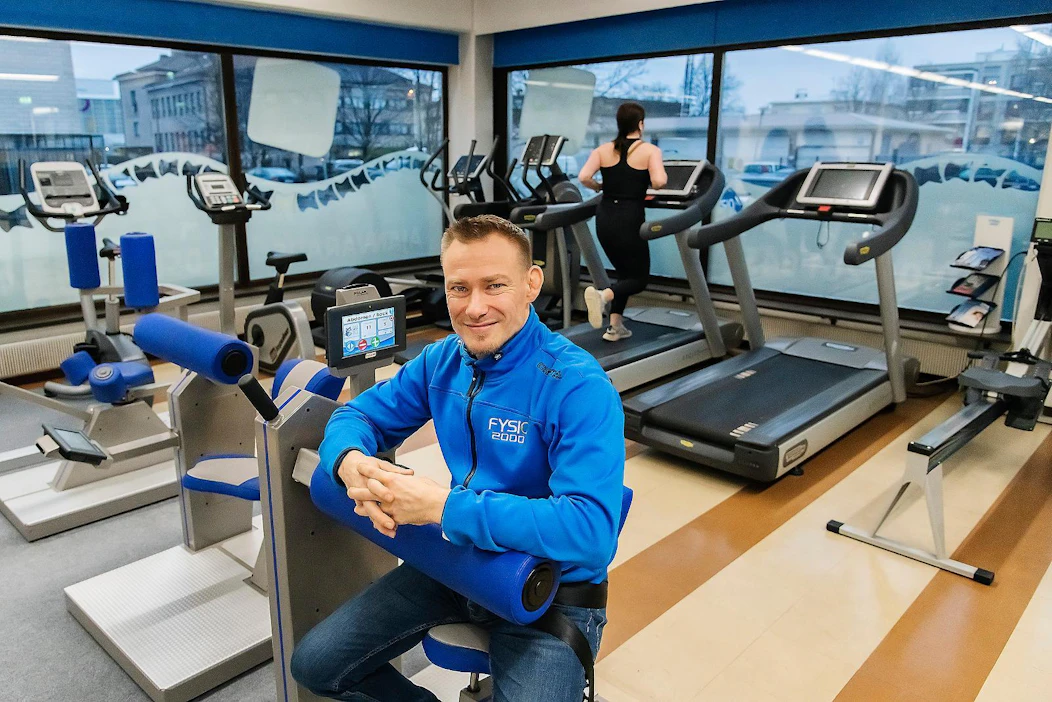 Timo Tuuri esittelee Seinäjoen keskustan toimipistettä. Hän harjoittelee itsekin kuntosalilla aina kun muilta kiireiltään ehtii.