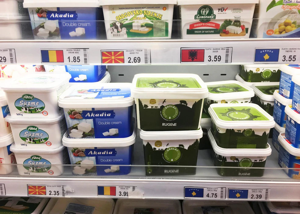 Mistä maista nämä tuotteet ovat? Liput kertovat, että Pohjois-Makedoniasta, Romaniasta, Albaniasta ja Kosovosta.