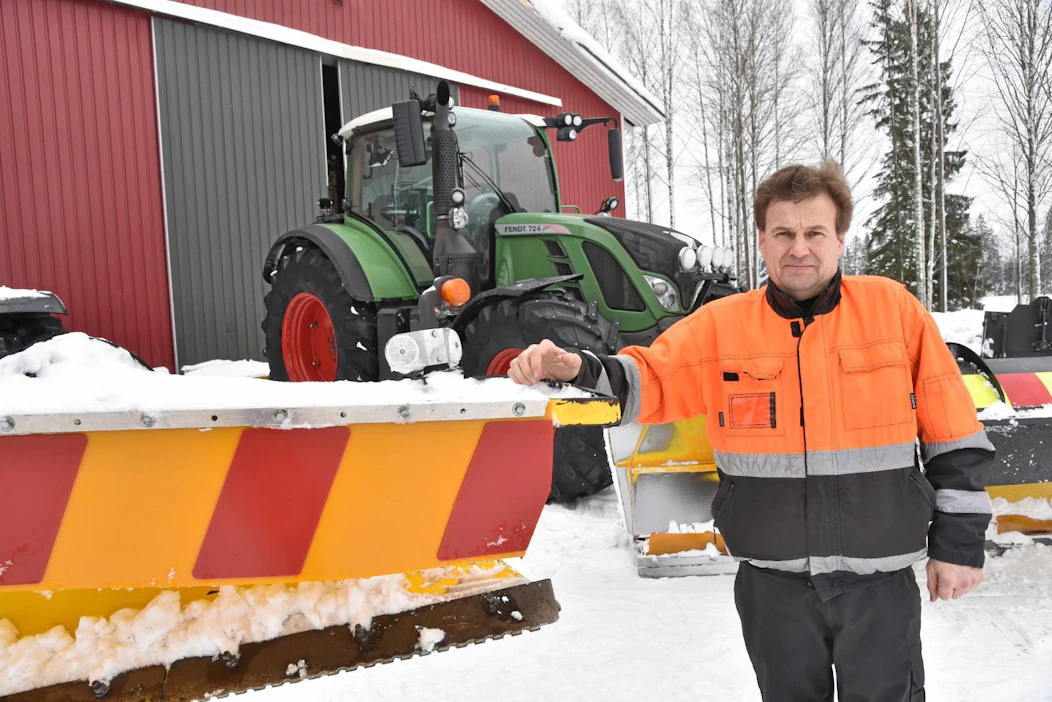 Koneyrittäjä Ari Niemi kehuu Arctic Machinen autoaurojen ominaisuuksia. erityisesti oikealla olevan auran polyuretaaniset joustoelementit miellyttävät.