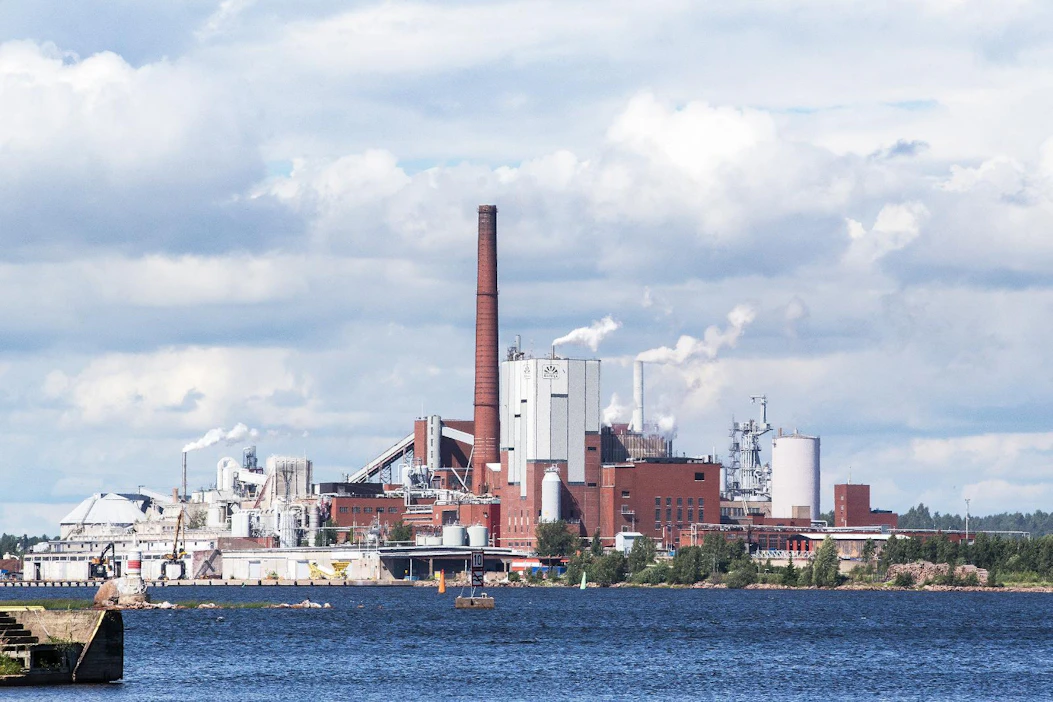 Stora Enson Sunilan tehdas Kotkassa on valmistanut ligniiniä teollisessa mittakaavassa vuodesta 2015. Tehtaan vuotuinen tuotantokapasiteetti on 50 000 tonnia.
