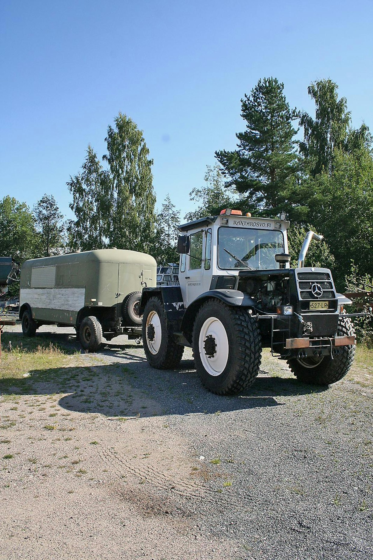 MB Tracin hinauksessa on Ruotsin armeijan entinen kirurgivaunu, joka on uusiokalustettu liikkuvaksi kahviokioskiksi.
