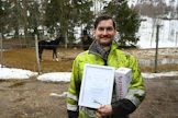 Aleksis Kyrö otti Maataloustoimittajat ry:n palkinnon vastaan maanantaina 4. huhtikuuta kotitilallaan Orimattilassa.