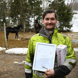 Aleksis Kyrö otti Maataloustoimittajat ry:n palkinnon vastaan maanantaina 4. huhtikuuta kotitilallaan Orimattilassa.