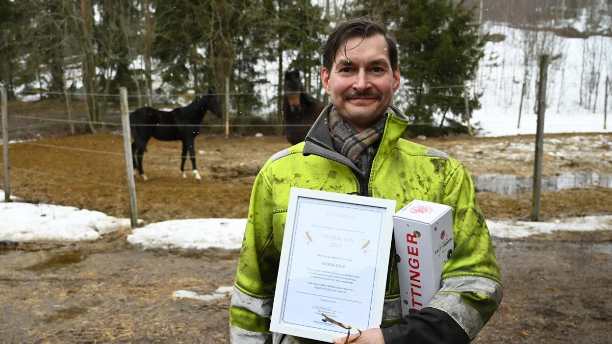 Aleksis Kyrö otti Maataloustoimittajat ry:n palkinnon vastaan maanantaina 4. huhtikuuta kotitilallaan Orimattilassa.