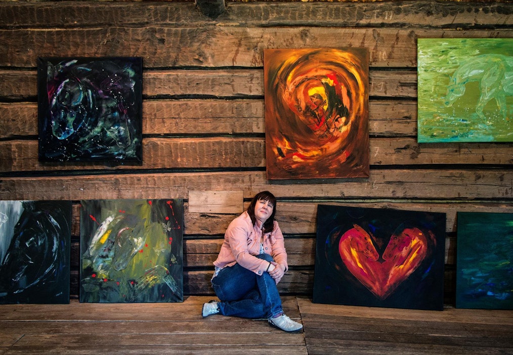 Yksi Hiljaisuus-näyttelyn taitelijoista on Kantrin graafikko Stiina Hovi.