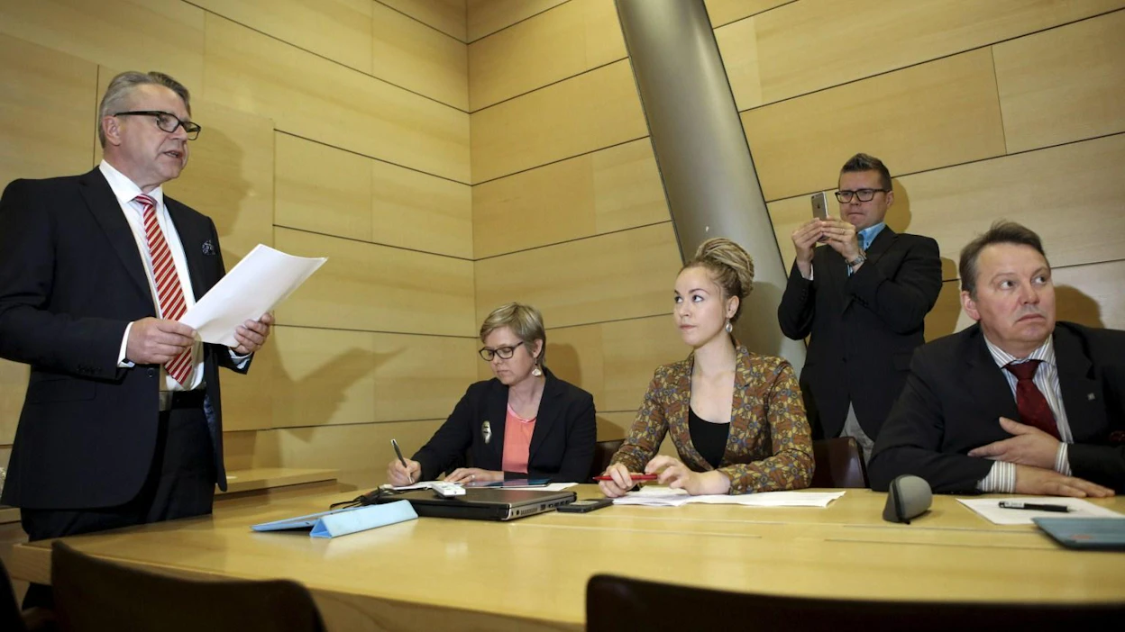 Neljän oppositiopuolueen välikysymyksen ensimmäinen allekirjoittaja, kristillisdemokraattien eduskuntaryhmän puheenjohtaja Peter Östman ja kansanedustajat Krista Mikkonen, Hanna Sarkkinen sekä Mats Nylund välikysymyksen tiedotustilaisuudessa vajaa kaksi viikkoa sitten. LEHTIKUVA / Anni Reenpää
