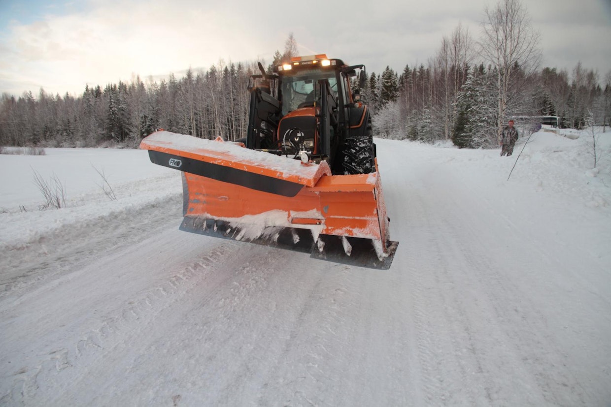 Leviävä lisäsiipi lisää työleveyttä 50 cm.