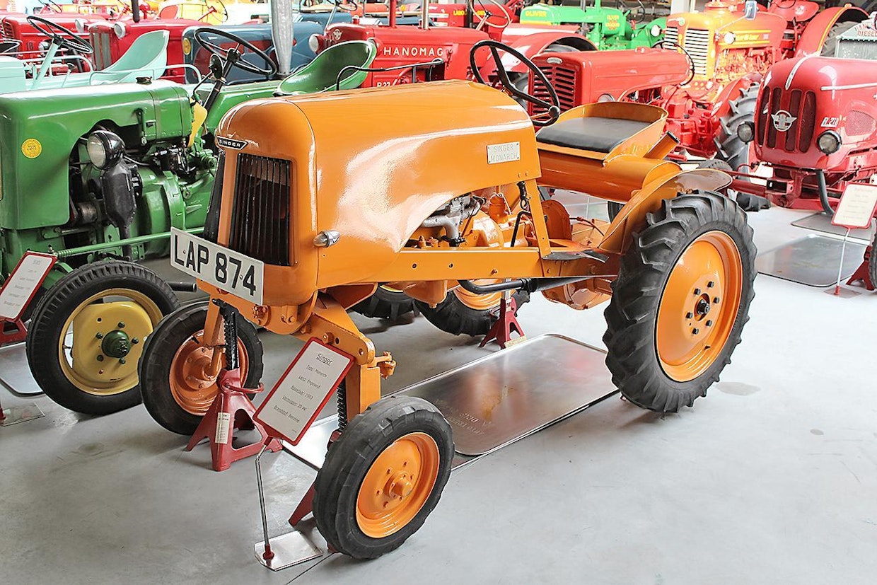 Englantilainen Oak Tree Appliances teki vuodesta 1949 lähtien OTA-merkkistä 3-pyöräistä traktoria, jossa oli 10 hv:n Ford-kaasutinmoottori ja niin ikään Fordin 3-nopeuksinen vaihteisto, johon lisättiin kertoja. Pari vuotta myöhemmin esiteltiin tekniikaltaan samanlainen 4-pyöräinen OTA Monarch. Vuonna 1953 valmistusoikeudet myytiin Singer Motorsille, joka jatkoi tuotantoa 3 vuoden ajan merkillä Monarch.
