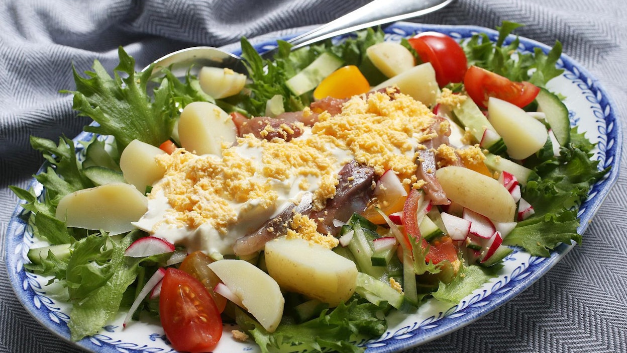 Sillin ja perunat voi tarjota kylmänä salaattina. Pinnalle puristettu keltuainen antaa keveyttä ja raikkautta salaattivadille.