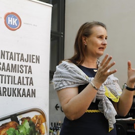 Taru Antikainen puhui HK Scanin tilaisuudessa Helsingissä.