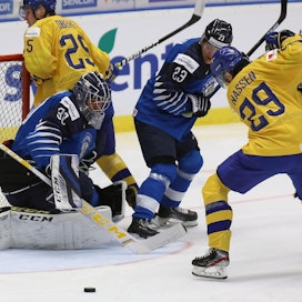 Suomi johti peliä avauserän jälkeen vielä 2–1. LEHTIKUVA / Petr Sznapka