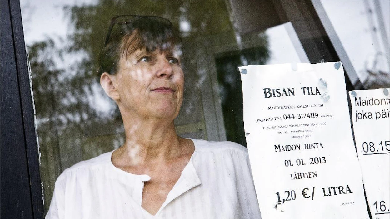 Vantaan Sotungissa Bisan tilaa viljelevän Marjaana Sjöblomin pitäisi myydä asetusmuutoksen jälkeen lähes tuhat litraa maitoa ennen kuin myyntituotot kattaisivat uloste- ja maitonäytteiden aiheuttamat kustannukset. Kari Salonen