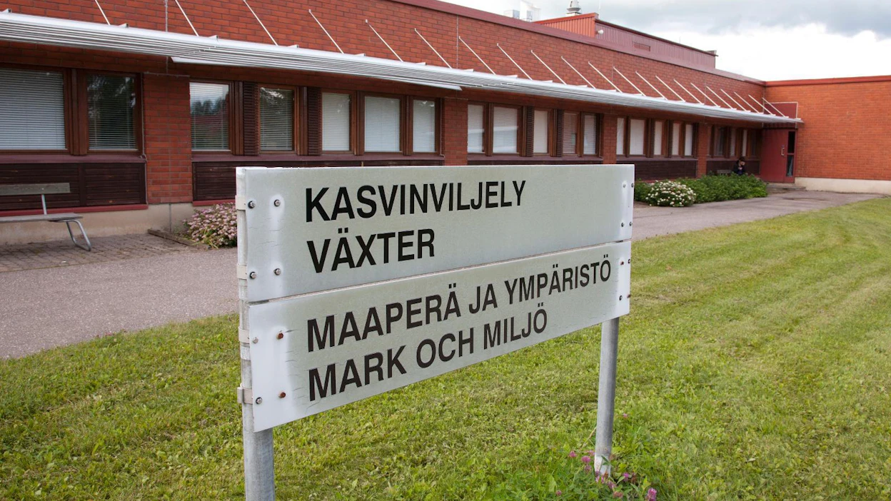 Luken kasvintutkimuksen toimitiloja Jokioisilla. Jokioisten toimipaikka säilyy myös karsintojen jälkeen.