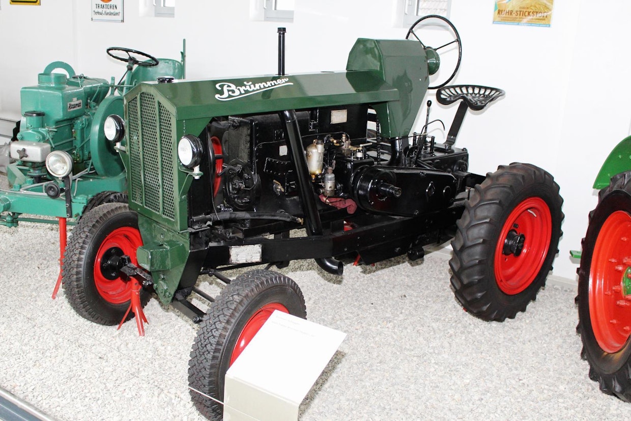 Insinööri Raimund Hartwigin vuonna 1937 aloittamaa Brummer-traktorin tuotantoa kesti vain reilun vuoden verran. Moottorina on 16 hv:n 1-sylinterinen Hatz 2-tahtidiesel, tilavuudeltaan 1,7 litraa. Veto kytkimeltä vaihteistolle on hoidettu rullaketjulla, vaihteita 2+R, Brummer painaa vajaat 1,5 tonnia. 58 traktorin jälkeen firma kaatui kassakriisiin. Saamapuolelle jäänyt Hatz kävi ulosmittaamassa myymättä jääneet 14 konetta ja möi ne omalla merkillään. (Paderborn)