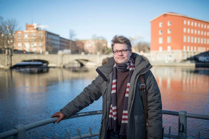 Parkanolainen Miikka-Markus Leskinen kulkee päivätyössä Tampereella. Mies vetää kristillisdemokraattien vaalivankkureita Pirkanmaan maakunnassa.