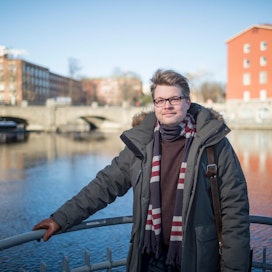 Parkanolainen Miikka-Markus Leskinen kulkee päivätyössä Tampereella. Mies vetää kristillisdemokraattien vaalivankkureita Pirkanmaan maakunnassa.
