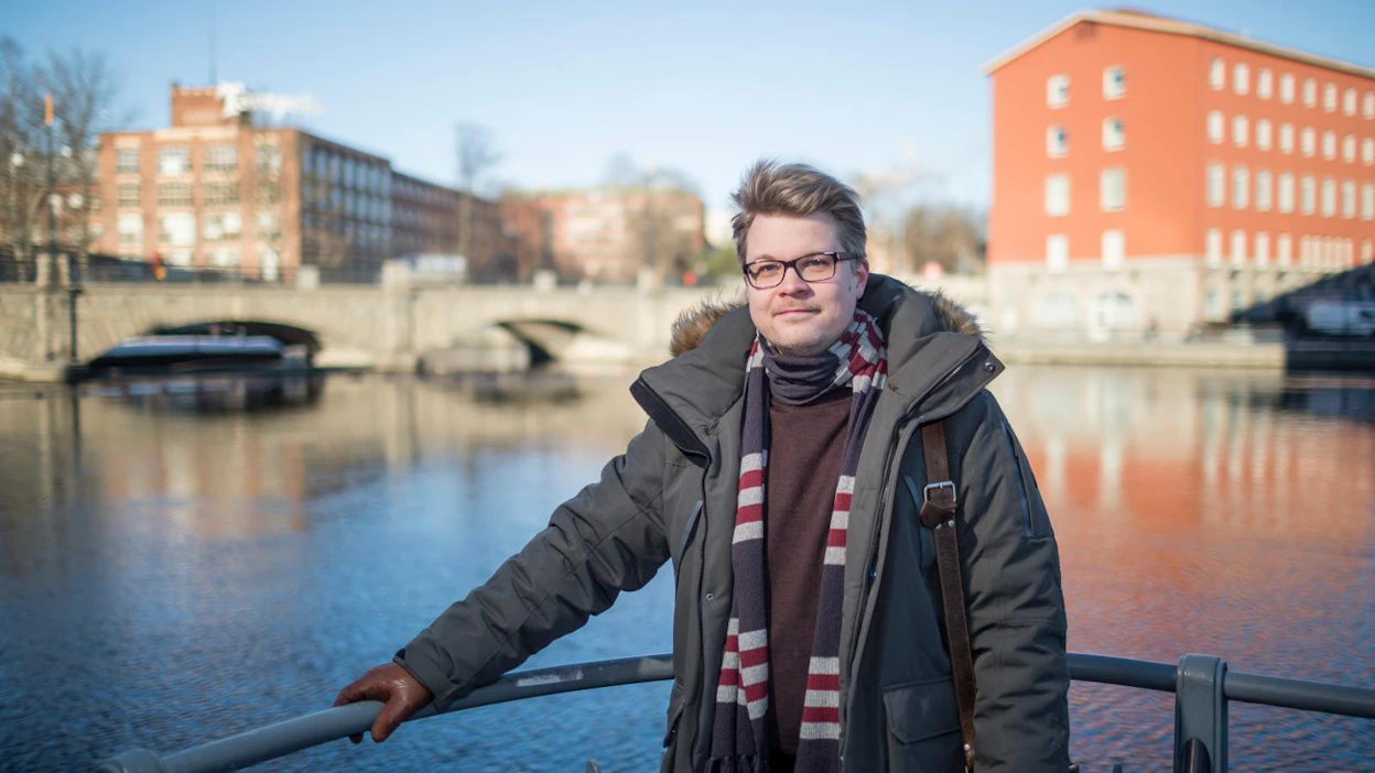 Parkanolainen Miikka-Markus Leskinen kulkee päivätyössä Tampereella. Mies vetää kristillisdemokraattien vaalivankkureita Pirkanmaan maakunnassa.
