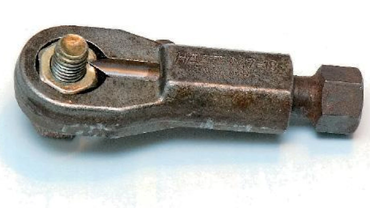 Mutterinsärkijä on erinomainen työkalu kierteensä menettäneen mutterin irrottamiseen. Karkaistu terä rikkoo mutterin, mutta ei vahingoita pultin kierrettä.