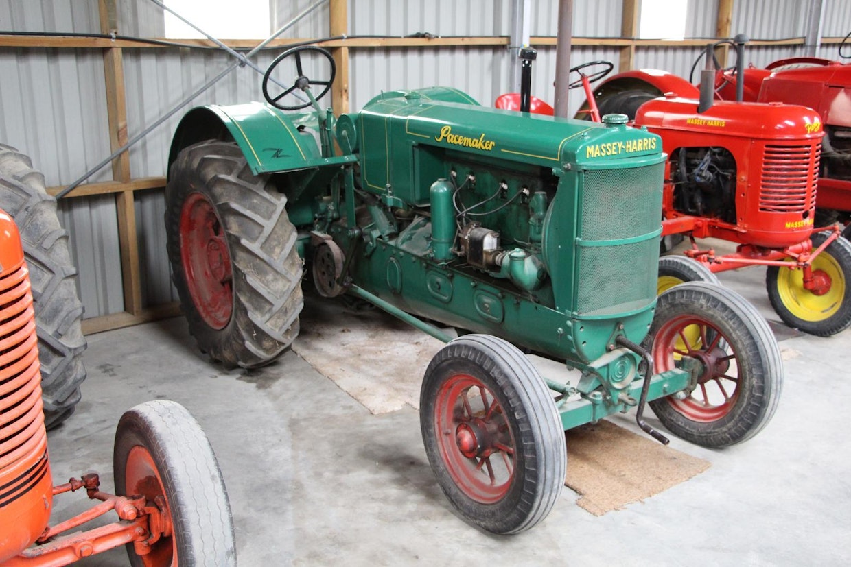 Massey-Harris Pacemakeria tehtiin vuosina 1936–38. Ensimmäiset traktorit olivat vielä tumman vihreitä, mutta sittemmin kirkkaan punaisia. Tekniikka oli paljolti samaa kuin 20-luvun alun Wallis-traktoreissa, joiden valmistus siirtyi Massey-Harrisille vuonna 1928. Moottori on 4-sylinterinen, 4-litrainen, teholtaan noin 30 hv. Kaikki hallintalaitteet ovat käsikäyttöisiä. (Blenheim)