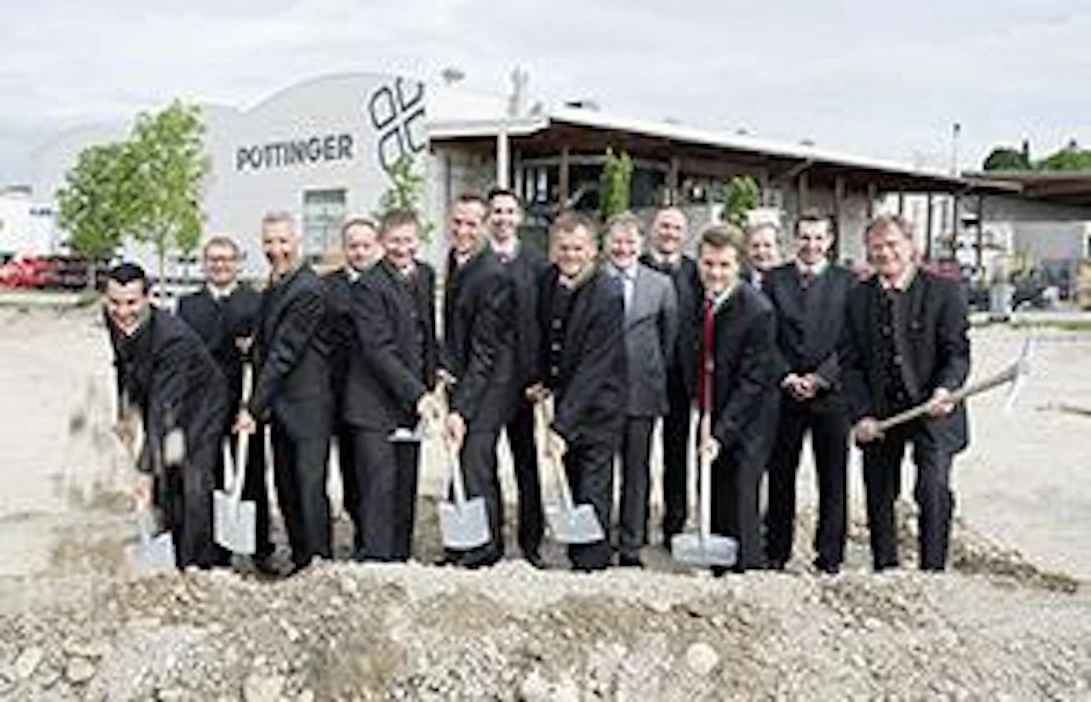 Pöttingerin johto osallistui rakennustöiden aloitusseremoniaan.