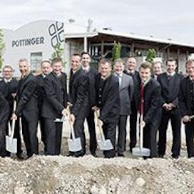 Pöttingerin johto osallistui rakennustöiden aloitusseremoniaan.