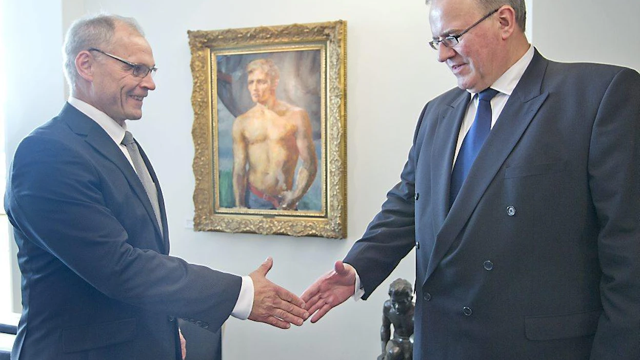 Hankkija-Maatalouden toimitusjohtaja Ensio Hytönen ja Danish Agron toimitusjohtaja Christian Junker kättelivät kaupan kunniaksi perjantaina Helsingissä.