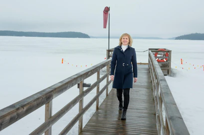Satu Sikanen asuu Saimaan rannalla Lappeenrannan Huhtiniemessä. Upean järviluonnon lisäksi maakuntajohtaja listaa Etelä-Karjalan vahvuuksiksi etenkin innovatiivisen korkeakoulun sekä vahvan teollisuuden. Venäjän hyökkäys Ukrainaan oli valtava pettymys, jonka vuoksi katseet on maakunnassa käännettävä muihin vahvuuksiin.