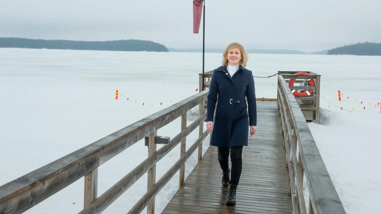 Satu Sikanen asuu Saimaan rannalla Lappeenrannan Huhtiniemessä. Upean järviluonnon lisäksi maakuntajohtaja listaa Etelä-Karjalan vahvuuksiksi etenkin innovatiivisen korkeakoulun sekä vahvan teollisuuden. Venäjän hyökkäys Ukrainaan oli valtava pettymys, jonka vuoksi katseet on maakunnassa käännettävä muihin vahvuuksiin.