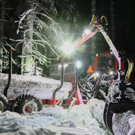Suomen pitkän ja suurelta osin pimeän talven aikana työvalaistus on tärkeä osa konetyötä. Koneviesti kokeili, miten edullisia työvalaisimia asentamalla voidaan helpottaa metsäperävaunuyhdistelmän kanssa työskentelyä pimeässä.