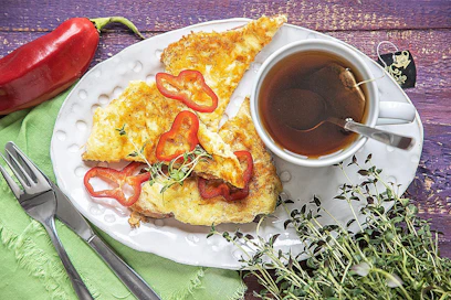 Juustonkannikat ja vähän kuivunut leipä kokevat ylösnousemuksen pannulla. Hilpan leivät sopivat niin aamupalaksi kuin iltateen seuraksikin.