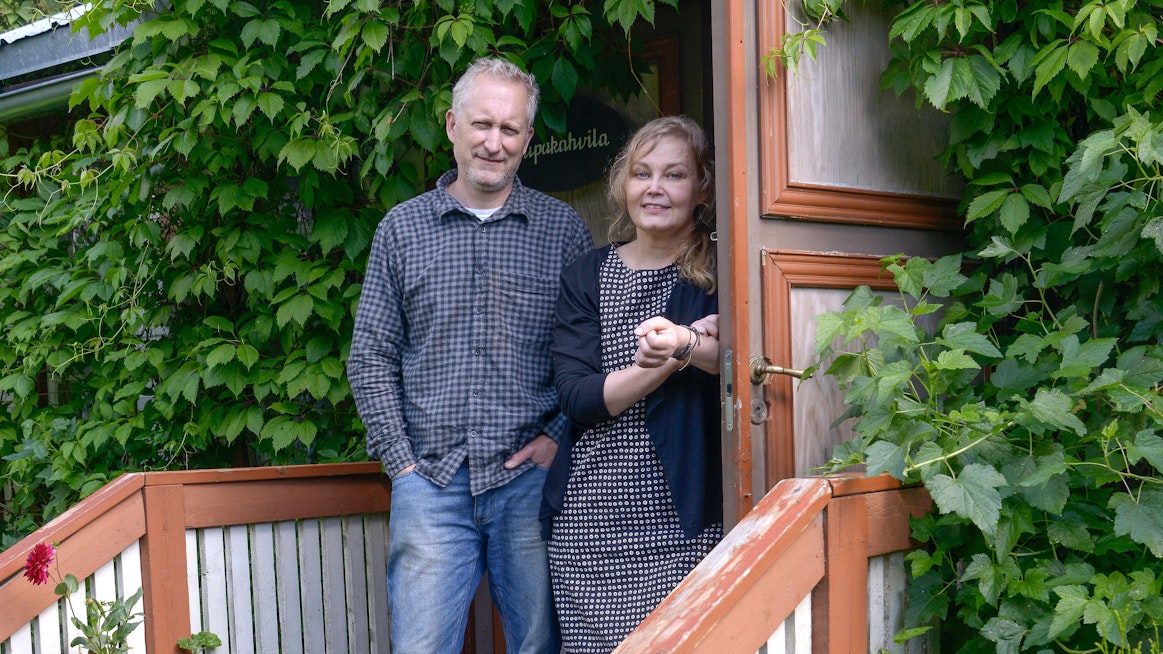 Jussi ja Mari Liimatainen ovat isännöineet Vanhaa Kilkkilää vuosituhannen vaihteesta. Talon sisäänkäynnin ympärillä kasvaa villiviini, ja ikkunoiden alla rehottavat mustaviinimarjapensaat.