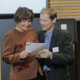 Anne Berner vastaanotti Ylä-Kainuun metsänhoitoyhdistyksen Heikki Moilaselta paperin, jossa toivottiin tukea Suomussalmen puuterminaalin rakentamiseksi.