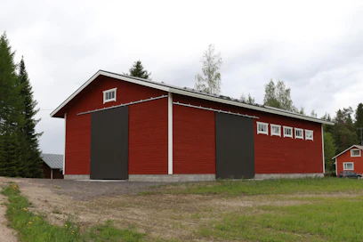 Hallin takaseinälle rakennettiin varmuudeksi yksi liukuovi. Oven avaamalla voi vaikka tarvittaessa kuivata hallin sisällä säkeissä olevia polttopuita, sillä ilma liikkuu yleensä peltoaukealta reippaasti hallin suuntaan.