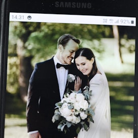 Pääministeri Sanna Marin meni viime kesänä naimisiin Markus Räikkösen kanssa. LEHTIKUVA / Markus Räikkönen
